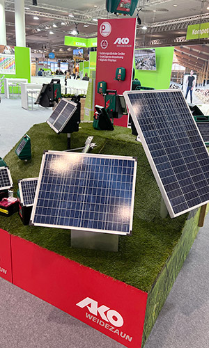 Messestand AKO mit Produkt Weidezaungerät und Solarzellen