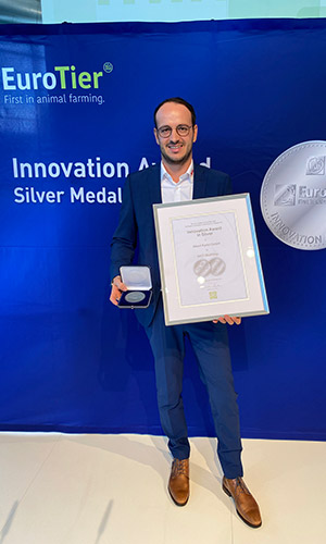 Preisverleihung Silber Award Innovation für AKO WolfStop an Florian Platter, Produktmanager bei AKO