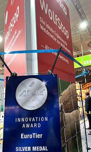 Messestand Kerbl mit Produkt AKO WolfStop und Silber Innovation Award
