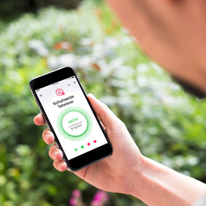 Mann betrachtet die Ergebnisse der Zaun-Funktions-Kontrolle in der App von FenceControl