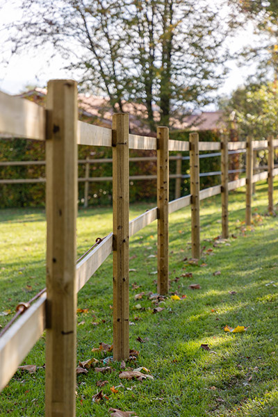 Pferdeweide umzäunt mit Holzpfählen und elektrifiziert