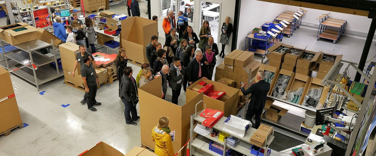 Viele interessierte Besucher im Logistikzentrum von AKO Agrartechnik beim Tag der offenen Tür