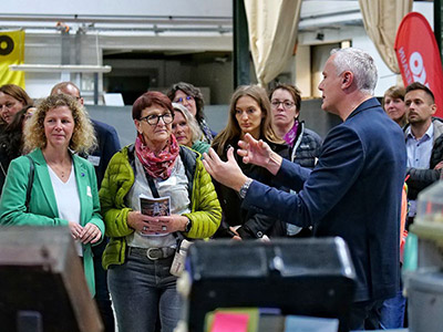 Geschäftsführer von AKO, Markus Öxle, präsentiert den Gästen die Firma AKO