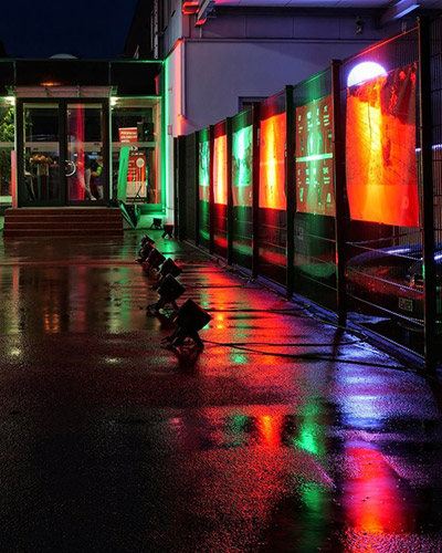 AKO Firmengelände am Abend in stimmungsvoller Beleuchtung