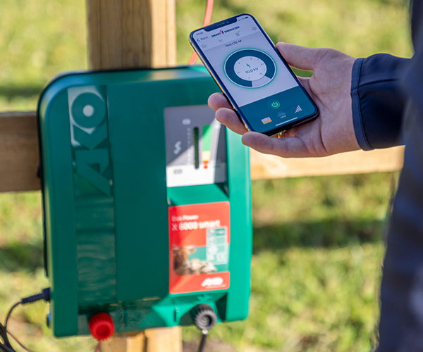 Weidezaungerät Smart Energizer und App auf dem Mobiltelefon