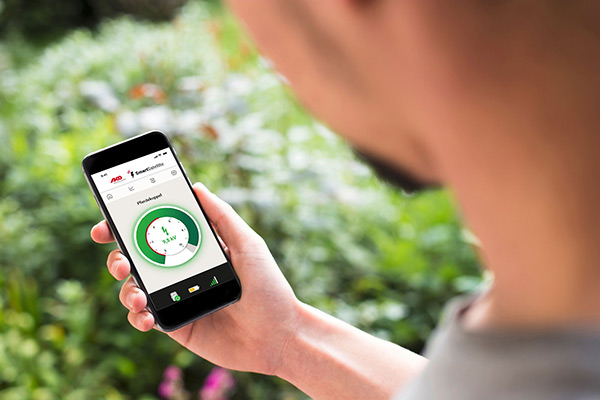 Ein Mann betrachtet die Smart Satellite App auf seinem Mobiltelefon
