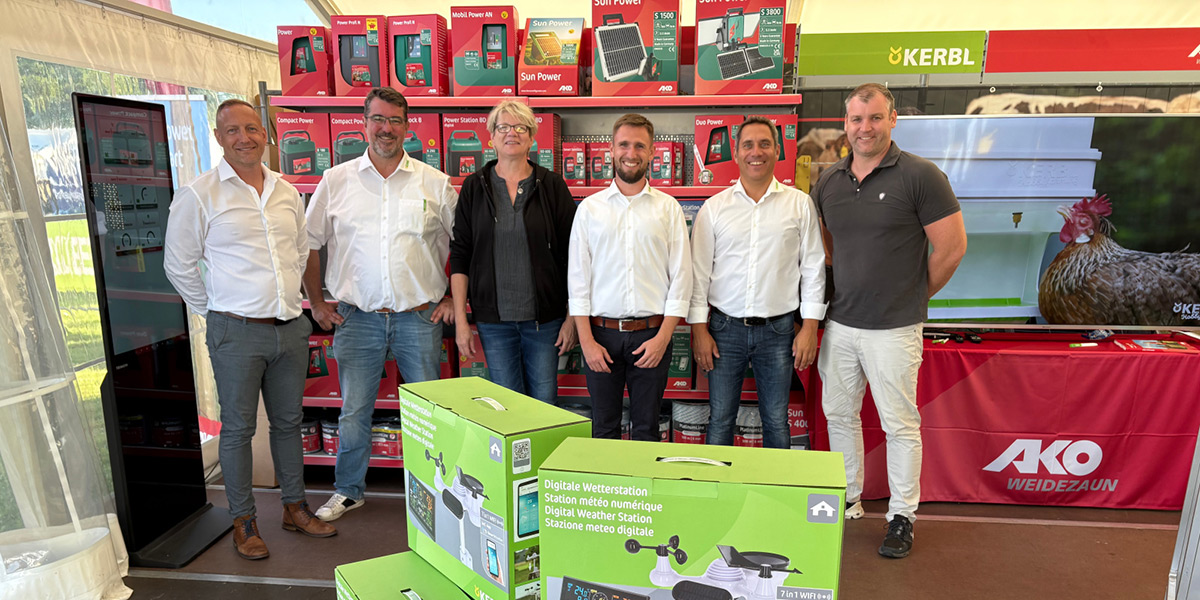 Mehrere Mitarbeiter von Kerbl und AKO auf dem firmeneigenen Messestand auf der Messe MeLa 2025