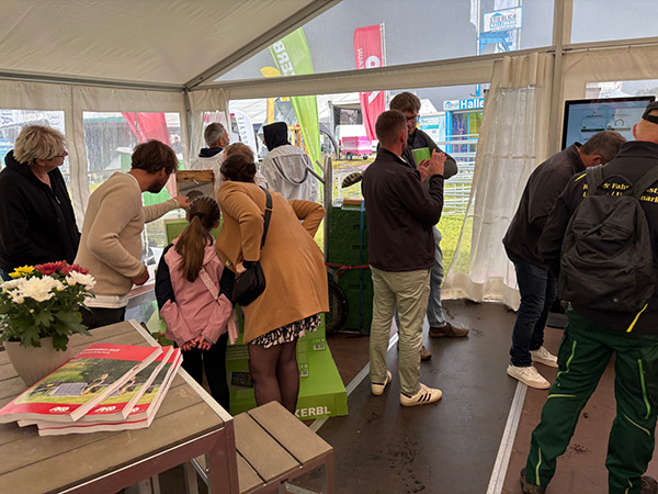Mehrere Messebesucher am AKO und Kerbl Messestand auf der Messe MeLa 2025