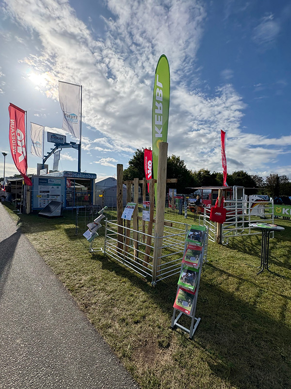 Messestand von Kerbl und AKO mit Firmenfahnen auf der Messe MeLa 2025